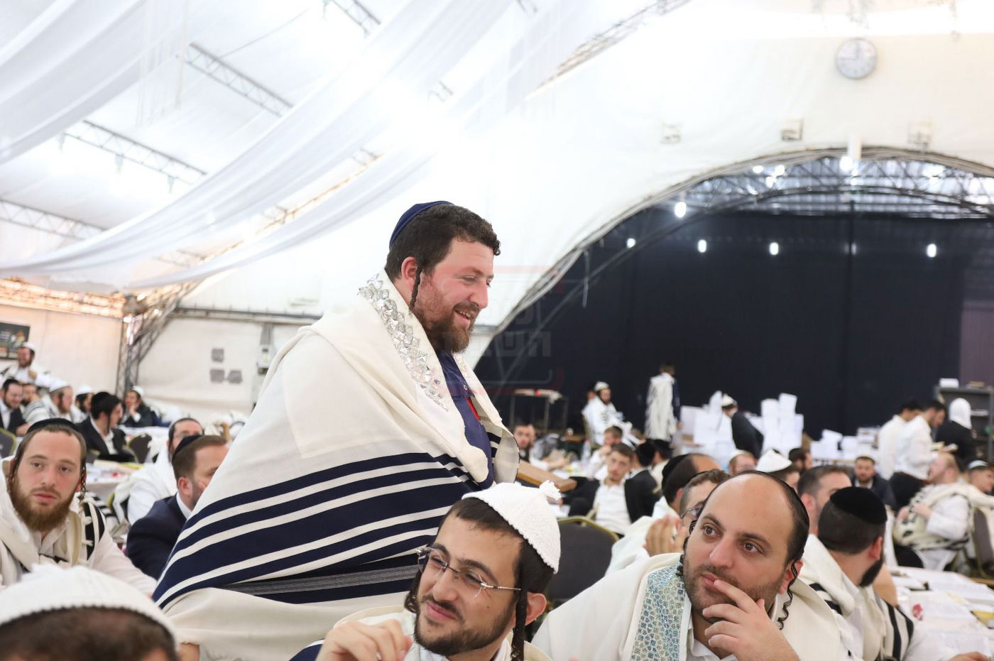 הסנדק המיליארדר | 'זופניק בכיכר' עם כל התמונות, הנייעס והחשיפות של השבוע