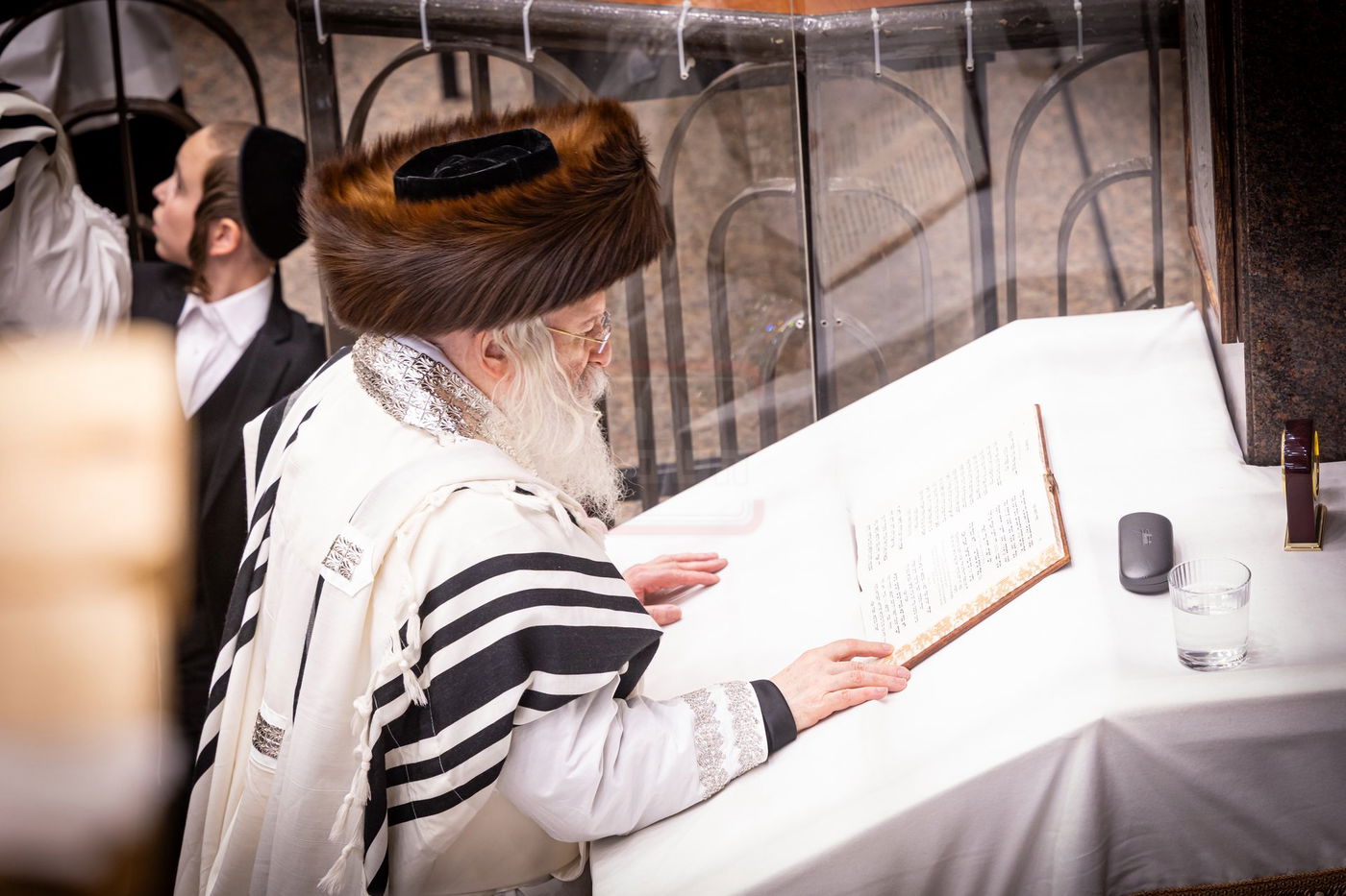 האדמו"ר מבאבוב בתפילת ערבית מוצאי יום כיפור