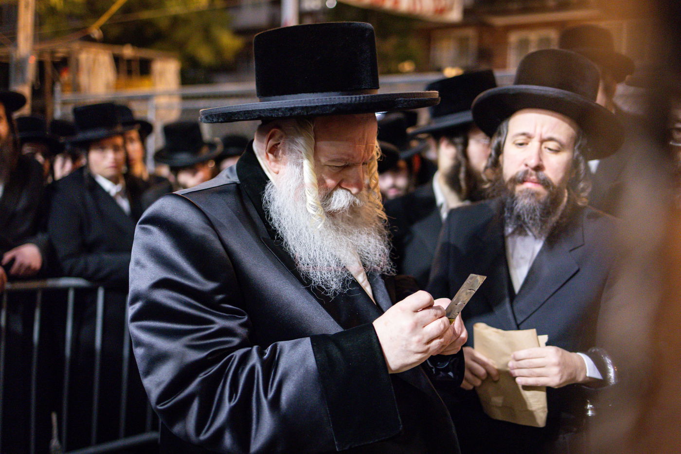 האדמו"ר מבאבוב בבדיקת החלף לפני שחיטת התרנגול