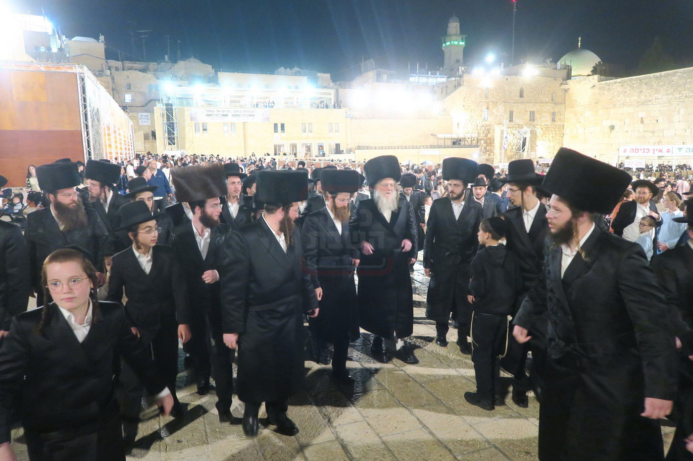 האדמו"ר ממודז'יץ בתפילה ע"י ה'כותל המערבי'