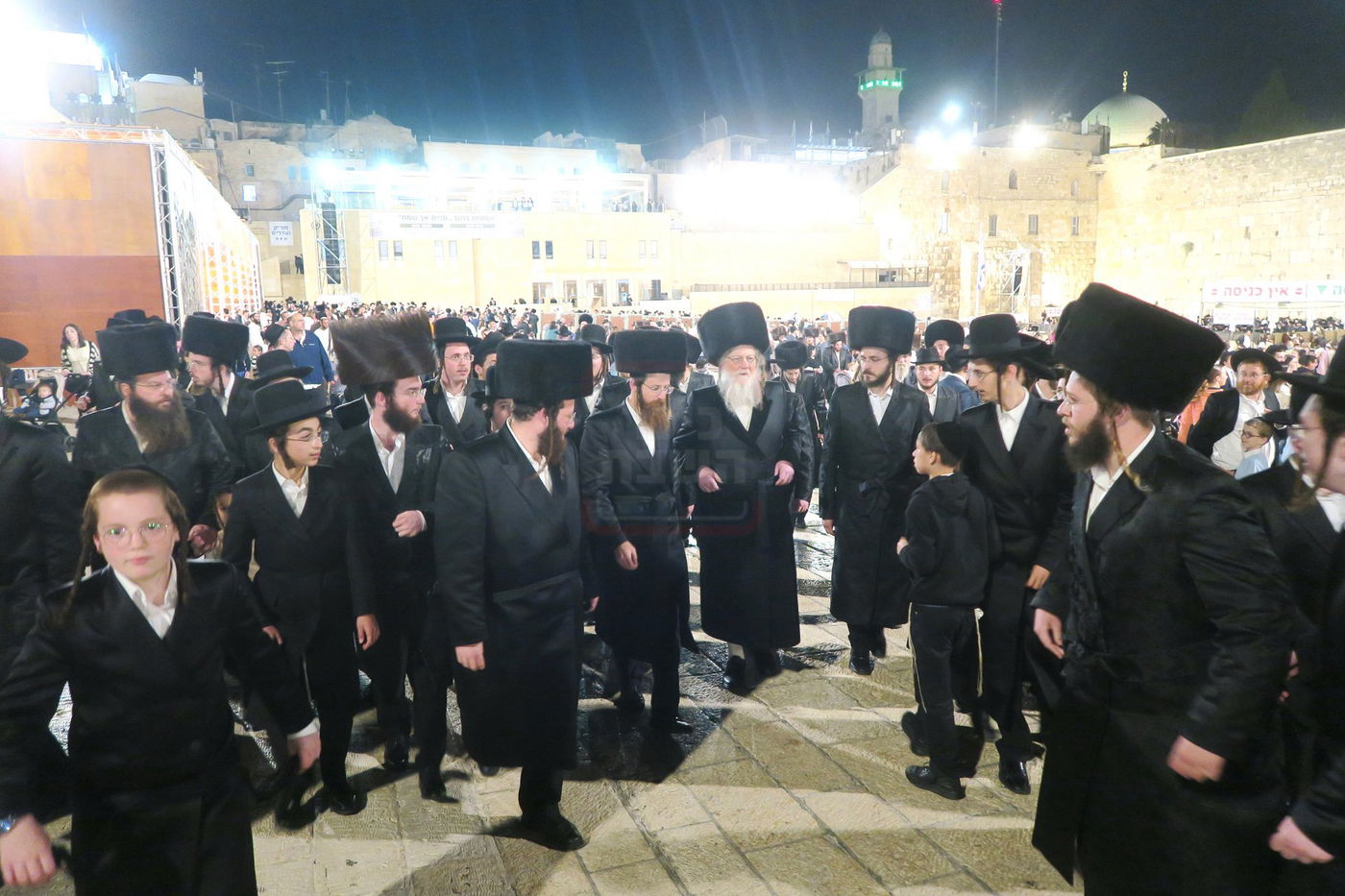 האדמו"ר ממודז'יץ בתפילה ע"י ה'כותל המערבי'