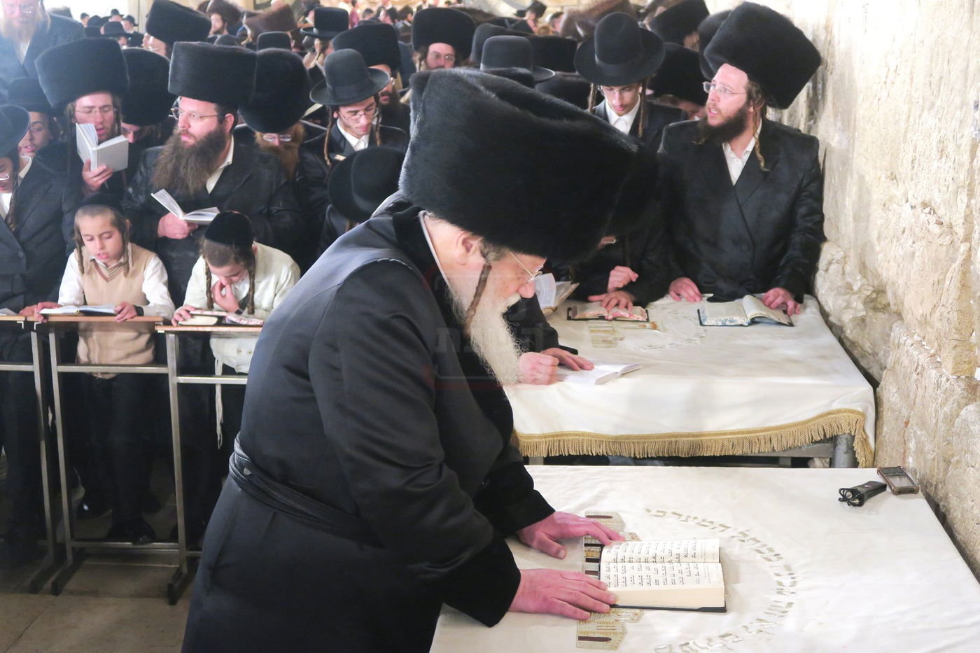 האדמו"ר ממודז'יץ בתפילה ע"י ה'כותל המערבי'