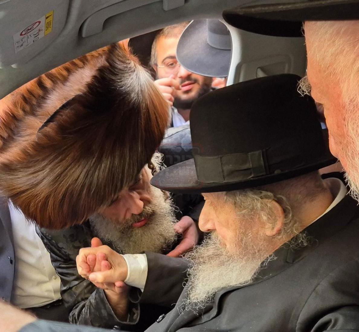 הגה"צ רבי חיים מאיר הגר מלווה את הגר"ד לנדו