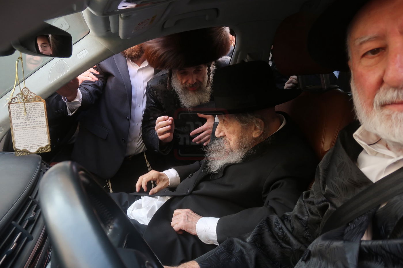 הגר"ד לנדו ביציאה מהביקור אצל האדמו"ר מויז'ניץ