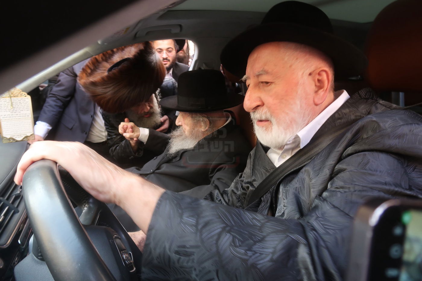 הגר"ד לנדו ביציאה מהביקור אצל האדמו"ר מויז'ניץ