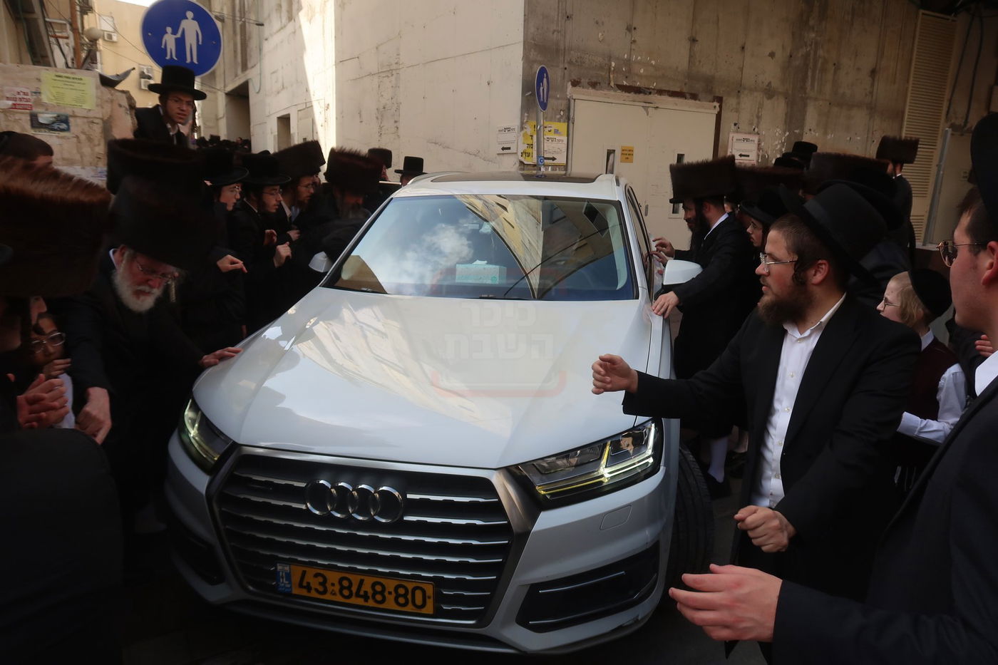 הגר"ד לנדו ביציאה מהביקור אצל האדמו"ר מויז'ניץ