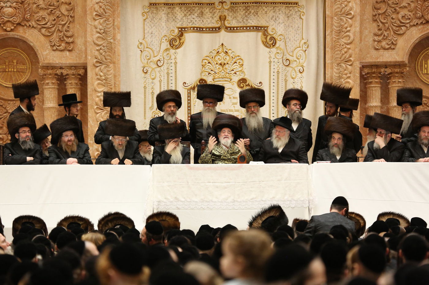 טיש חול המועד סוכות אצל האדמו"ר מויז'ניץ