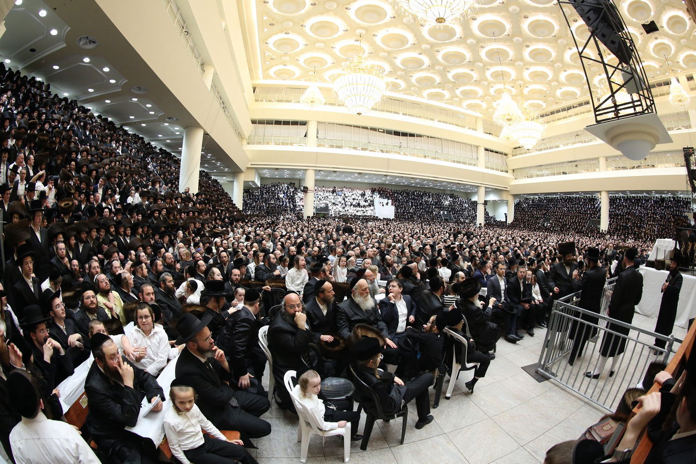 טיש חול המועד סוכות אצל האדמו"ר מויז'ניץ