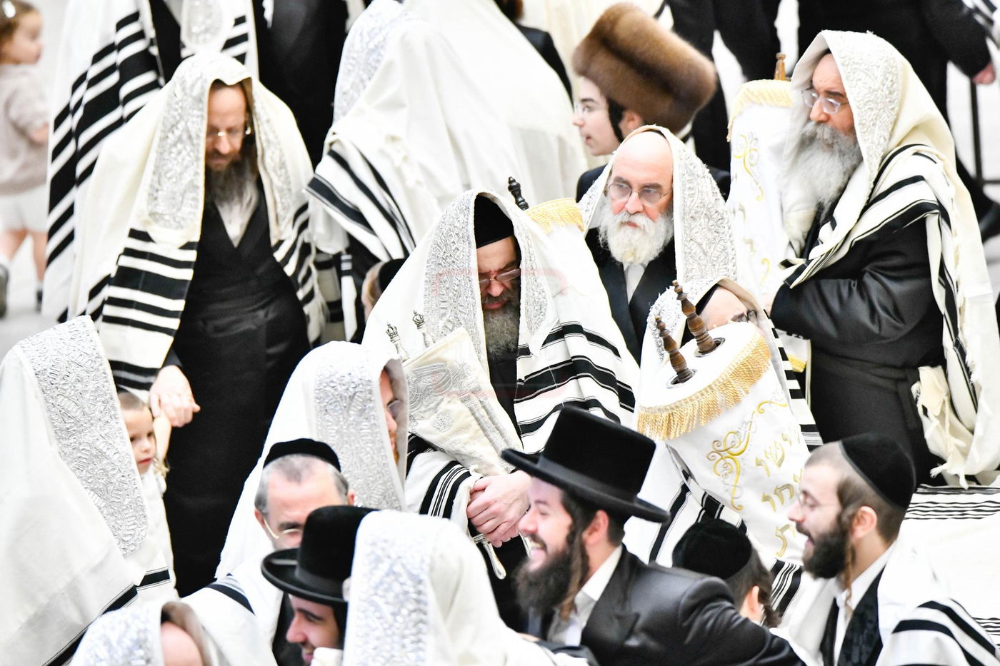 הגה"צ רבי חיים מאיר הגר בהקפות בחג שמחת תורה לבני חו"ל