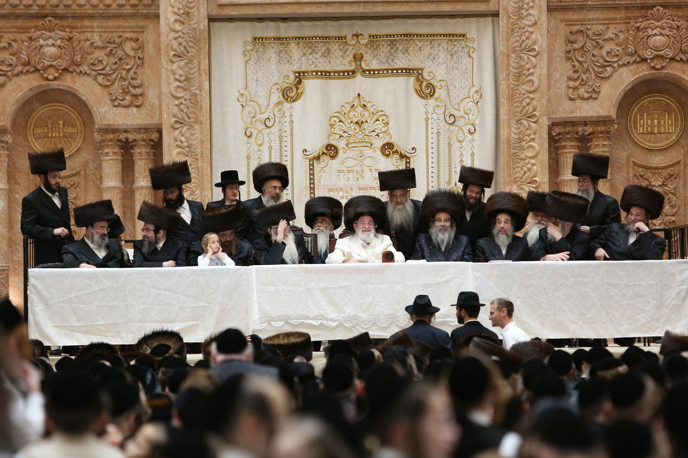 טיש חול המועד סוכות אצל האדמו"ר מויז'ניץ