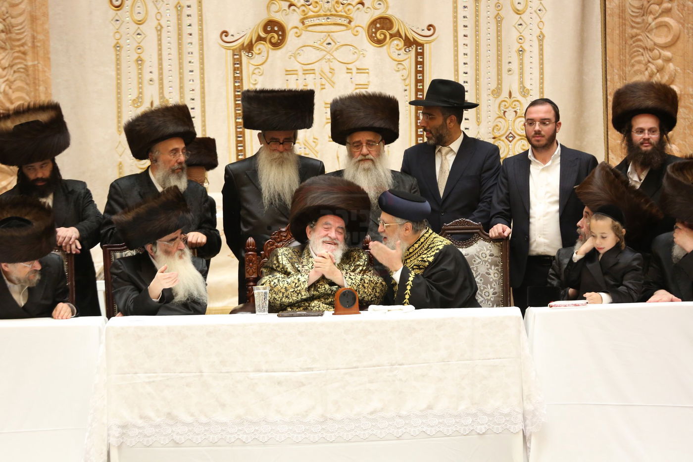 טיש חול המועד סוכות אצל האדמו"ר מויז'ניץ