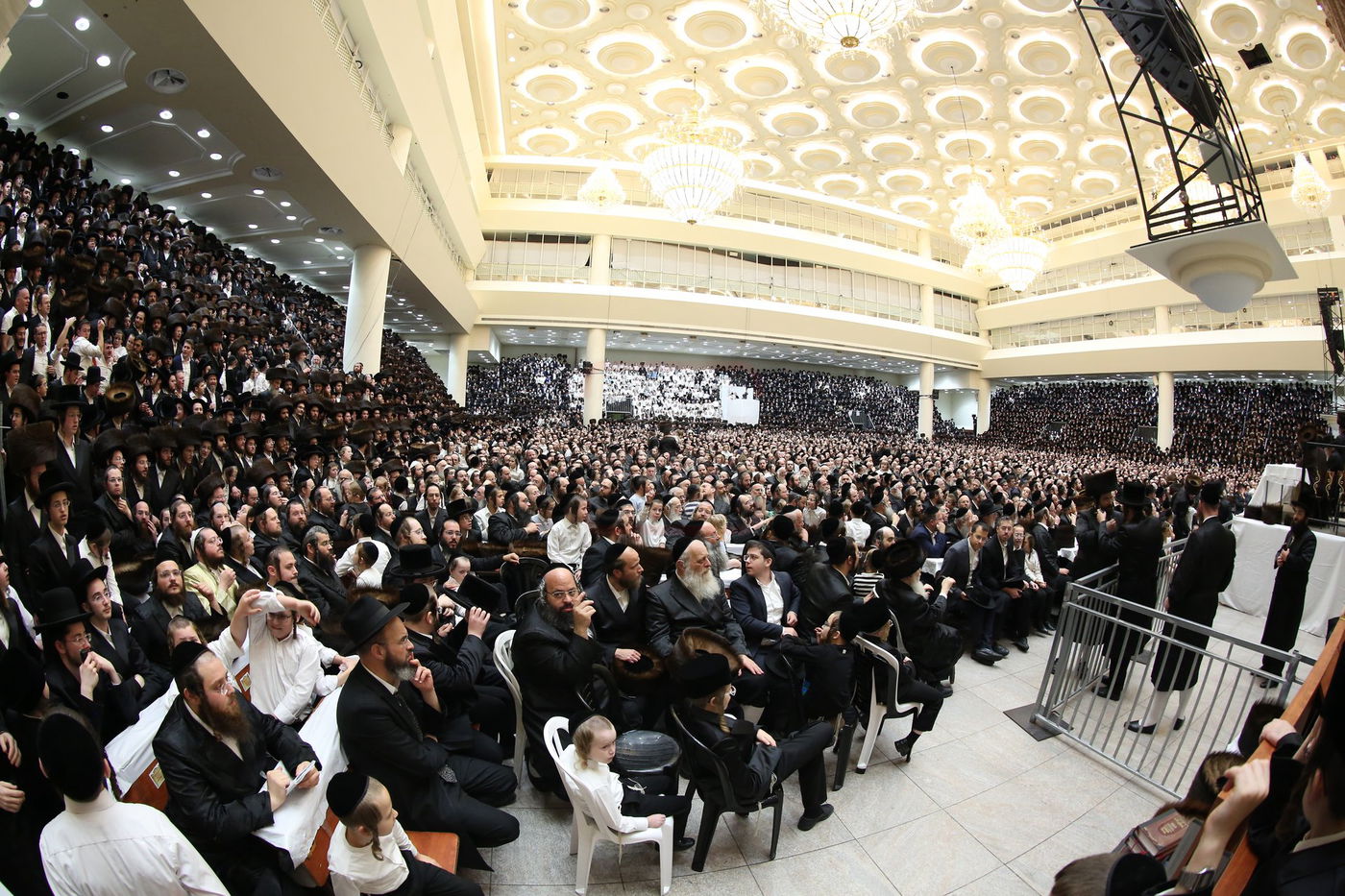 טיש חול המועד סוכות אצל האדמו"ר מויז'ניץ