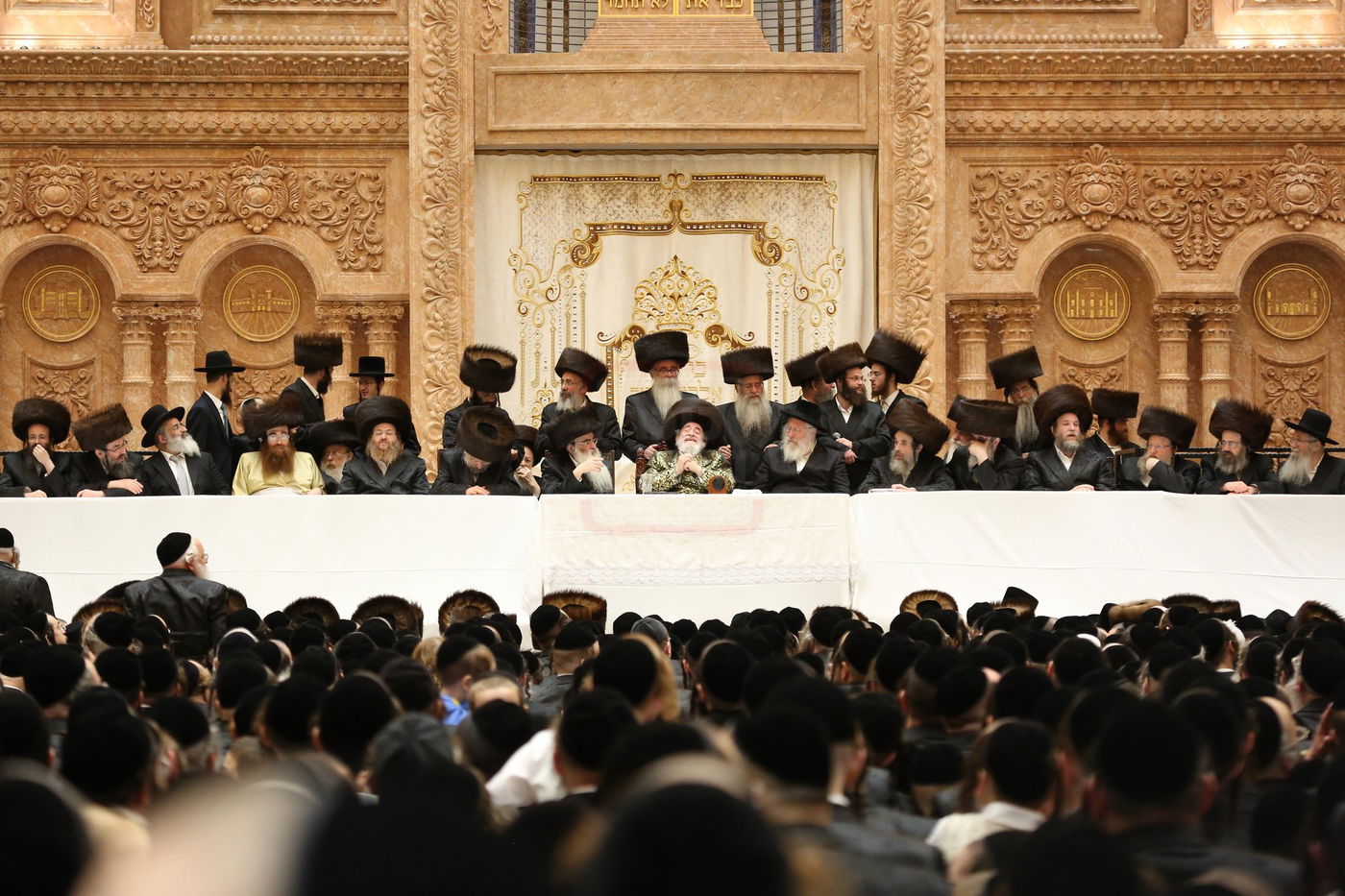 טיש חול המועד סוכות אצל האדמו"ר מויז'ניץ