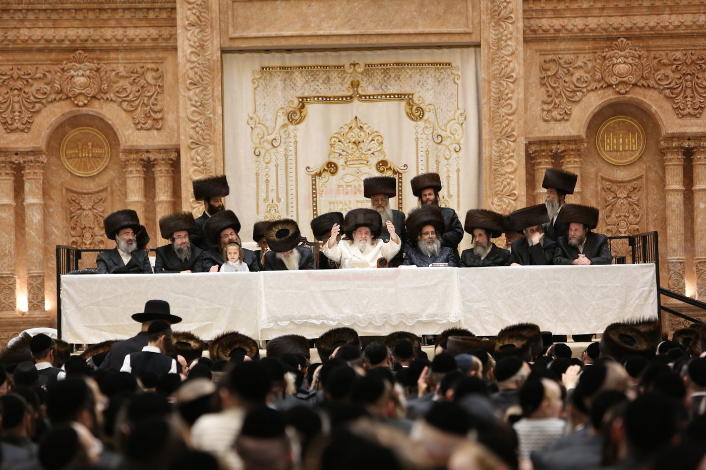 טיש חול המועד סוכות אצל האדמו"ר מויז'ניץ