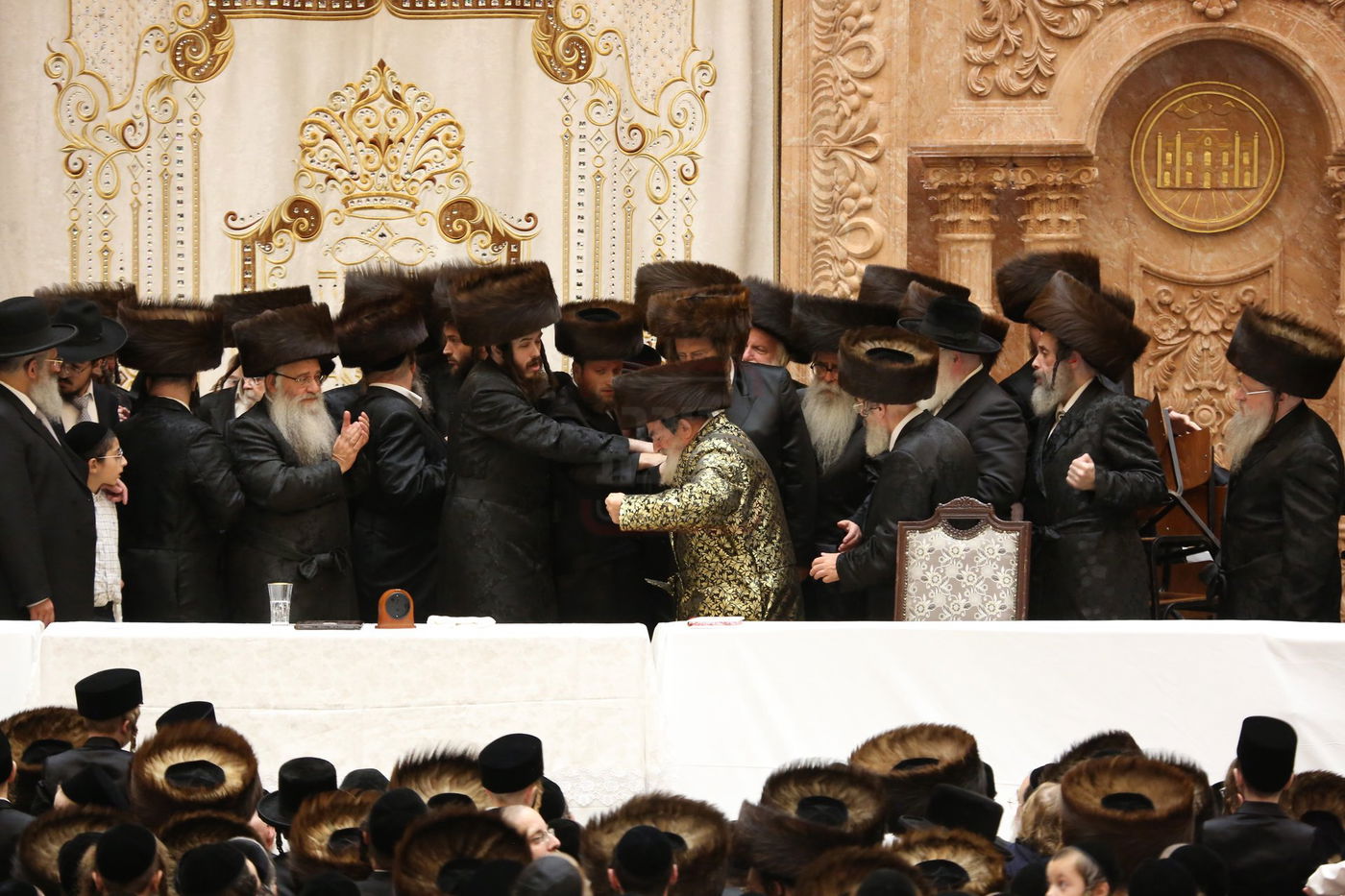 טיש חול המועד סוכות אצל האדמו"ר מויז'ניץ