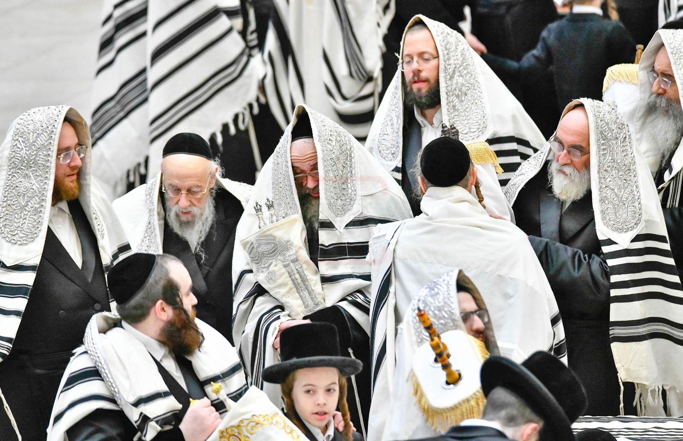 הגה"צ רבי חיים מאיר הגר בהקפות בחג שמחת תורה לבני חו"ל