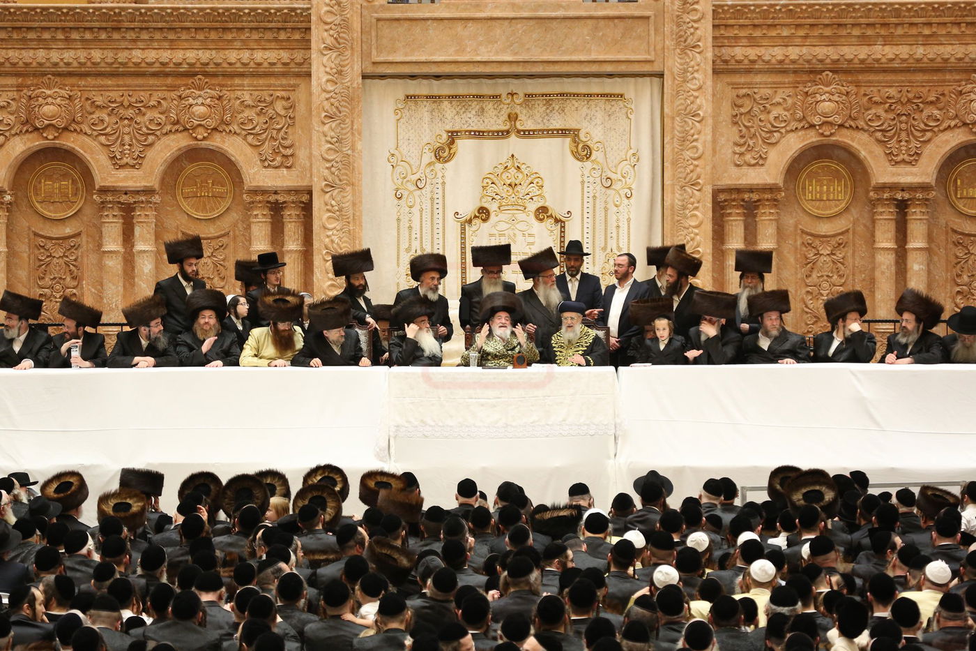 טיש חול המועד סוכות אצל האדמו"ר מויז'ניץ