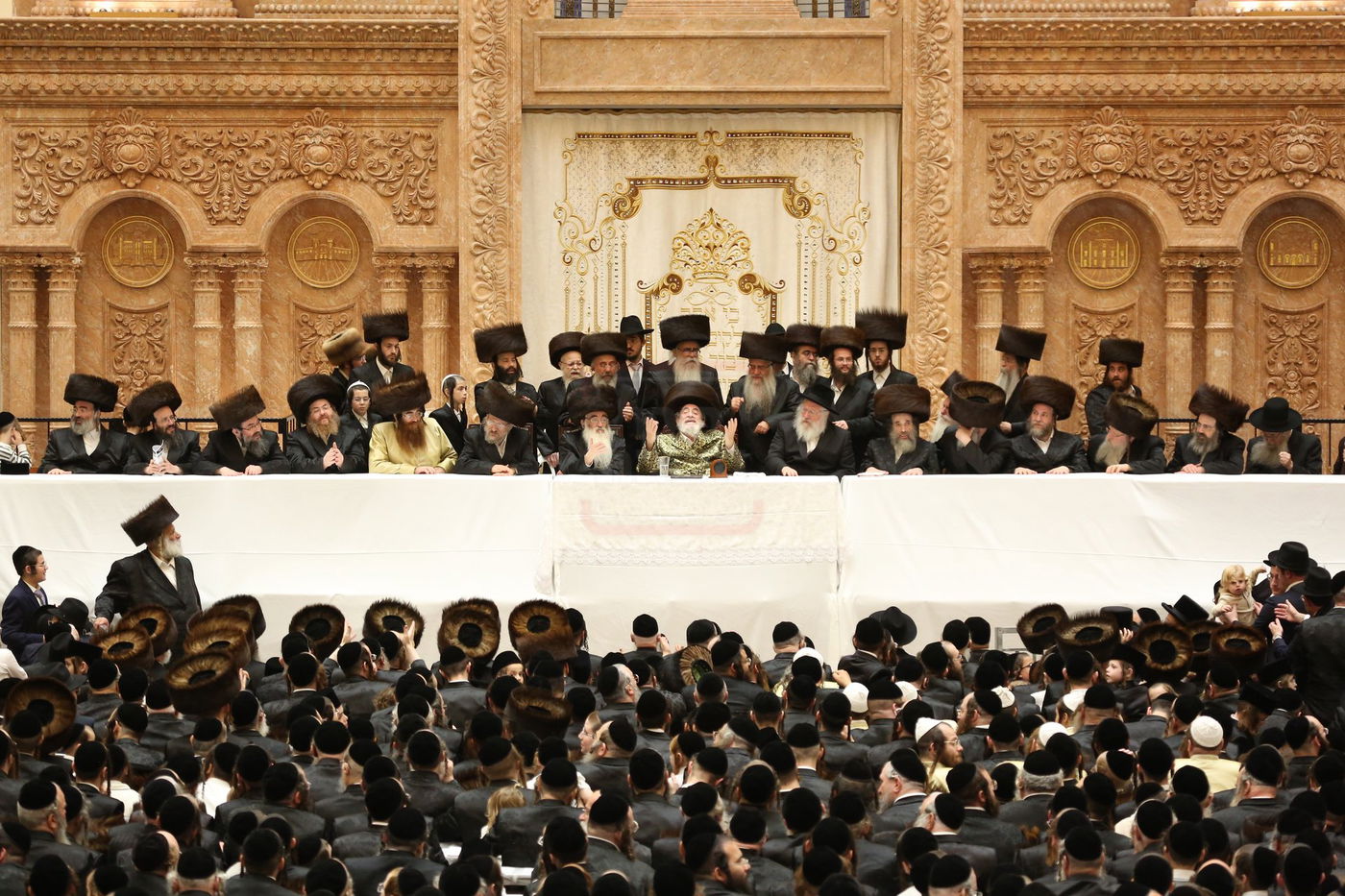 טיש חול המועד סוכות אצל האדמו"ר מויז'ניץ