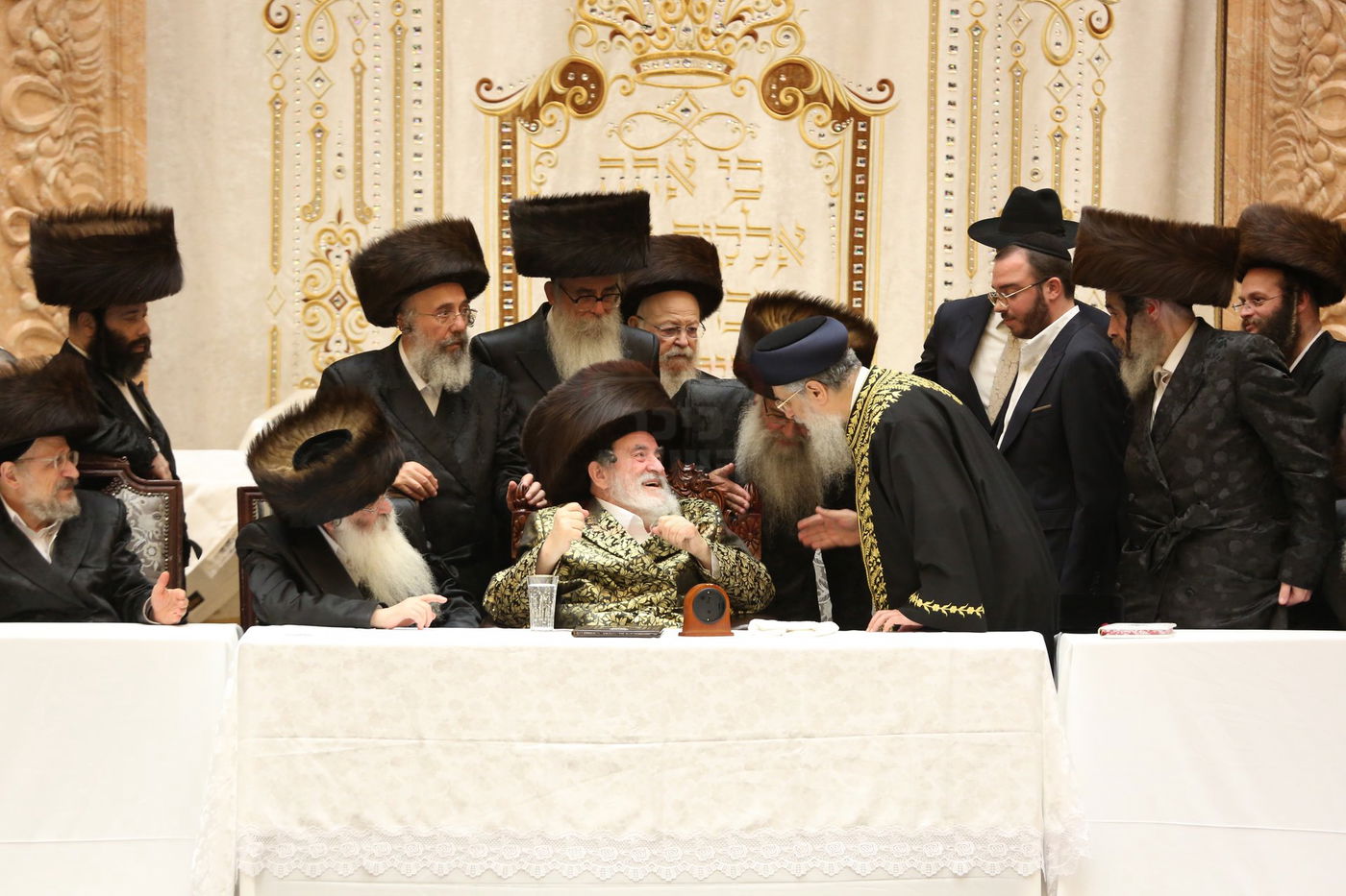 טיש חול המועד סוכות אצל האדמו"ר מויז'ניץ