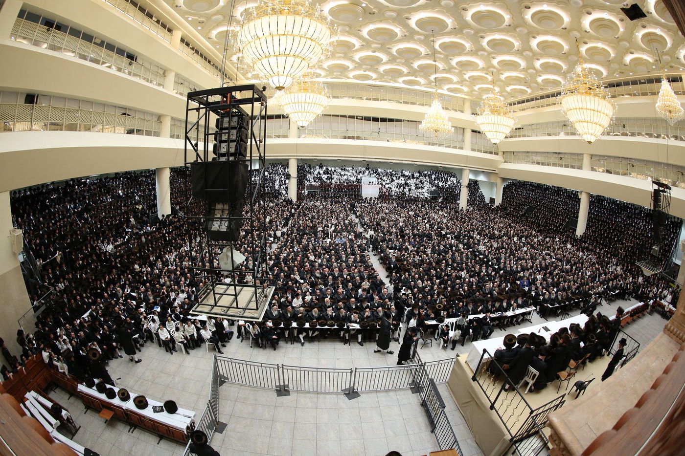 טיש חול המועד סוכות אצל האדמו"ר מויז'ניץ