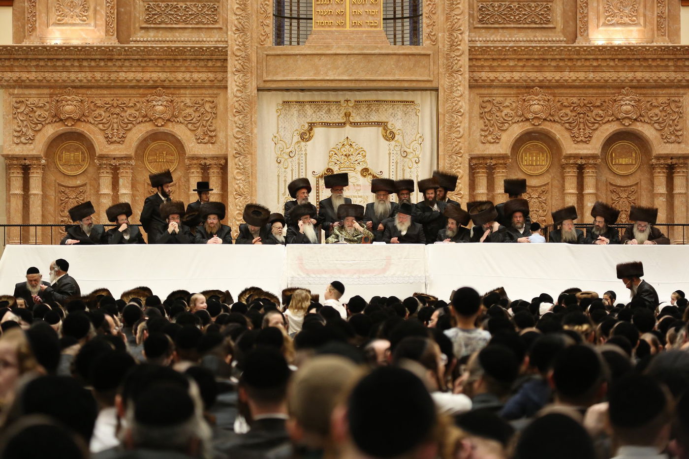 טיש חול המועד סוכות אצל האדמו"ר מויז'ניץ