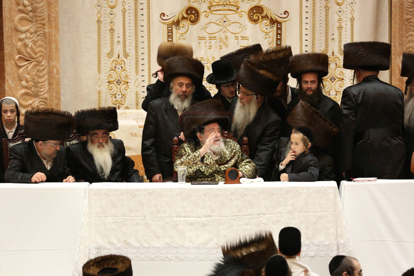 טיש חול המועד סוכות אצל האדמו"ר מויז'ניץ