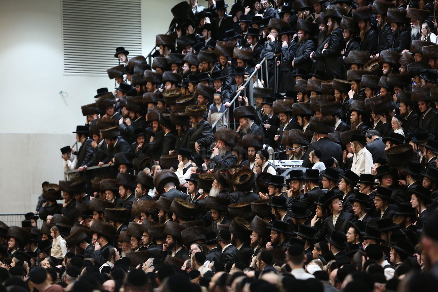 טיש חול המועד סוכות אצל האדמו"ר מויז'ניץ