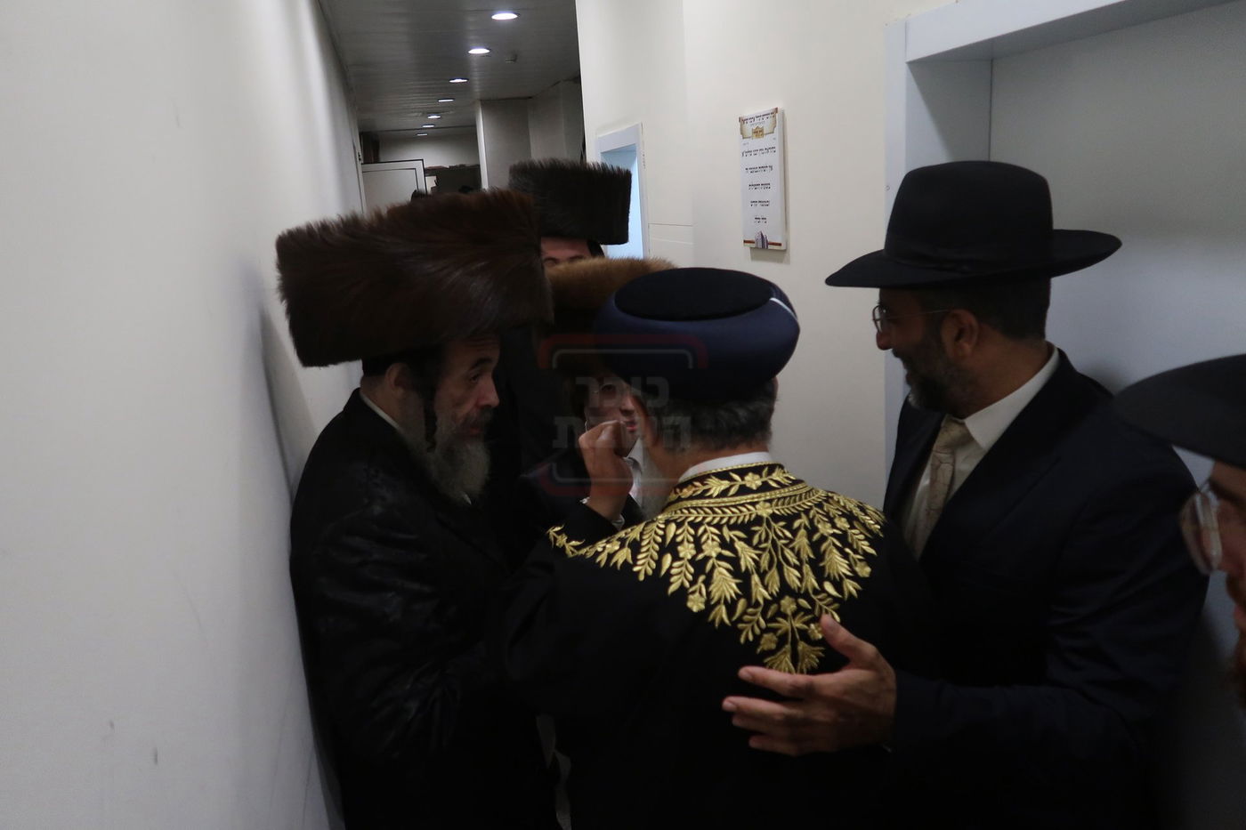 הראשל"צ הגר"ד יוסף ביציאה משמחת בית השואבה בויז'ניץ