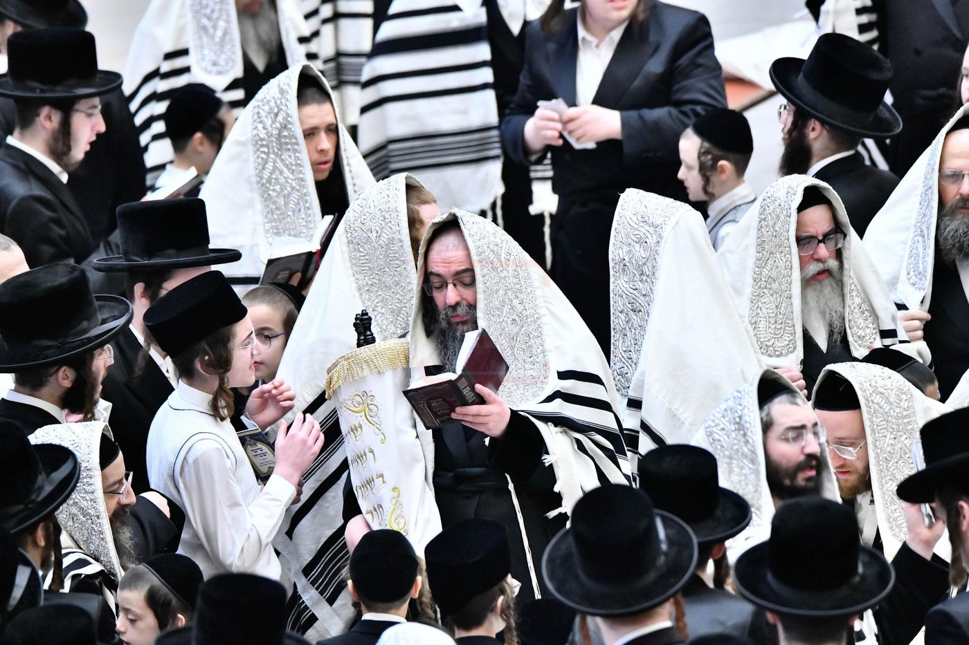 הגה"צ רבי חיים מאיר הגר בהקפות בחג שמחת תורה לבני חו"ל