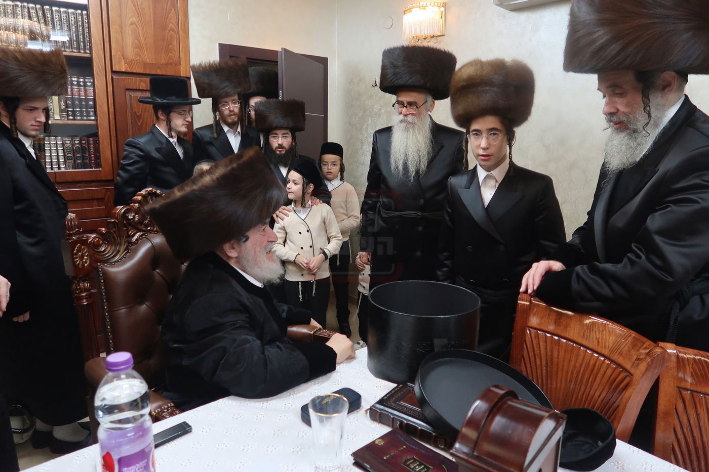 האדמו"ר מויז'ניץ בחבישבת הקולפיק לנכדו