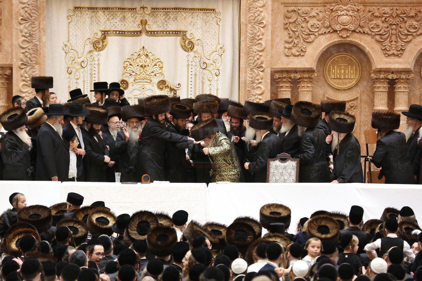 טיש חול המועד סוכות אצל האדמו"ר מויז'ניץ