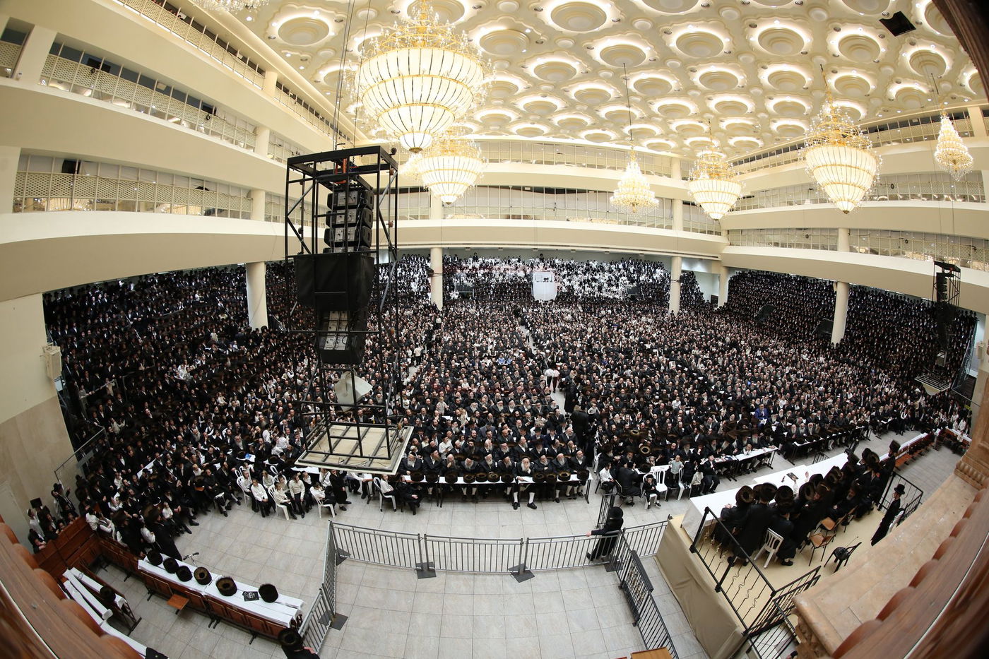 טיש חול המועד סוכות אצל האדמו"ר מויז'ניץ