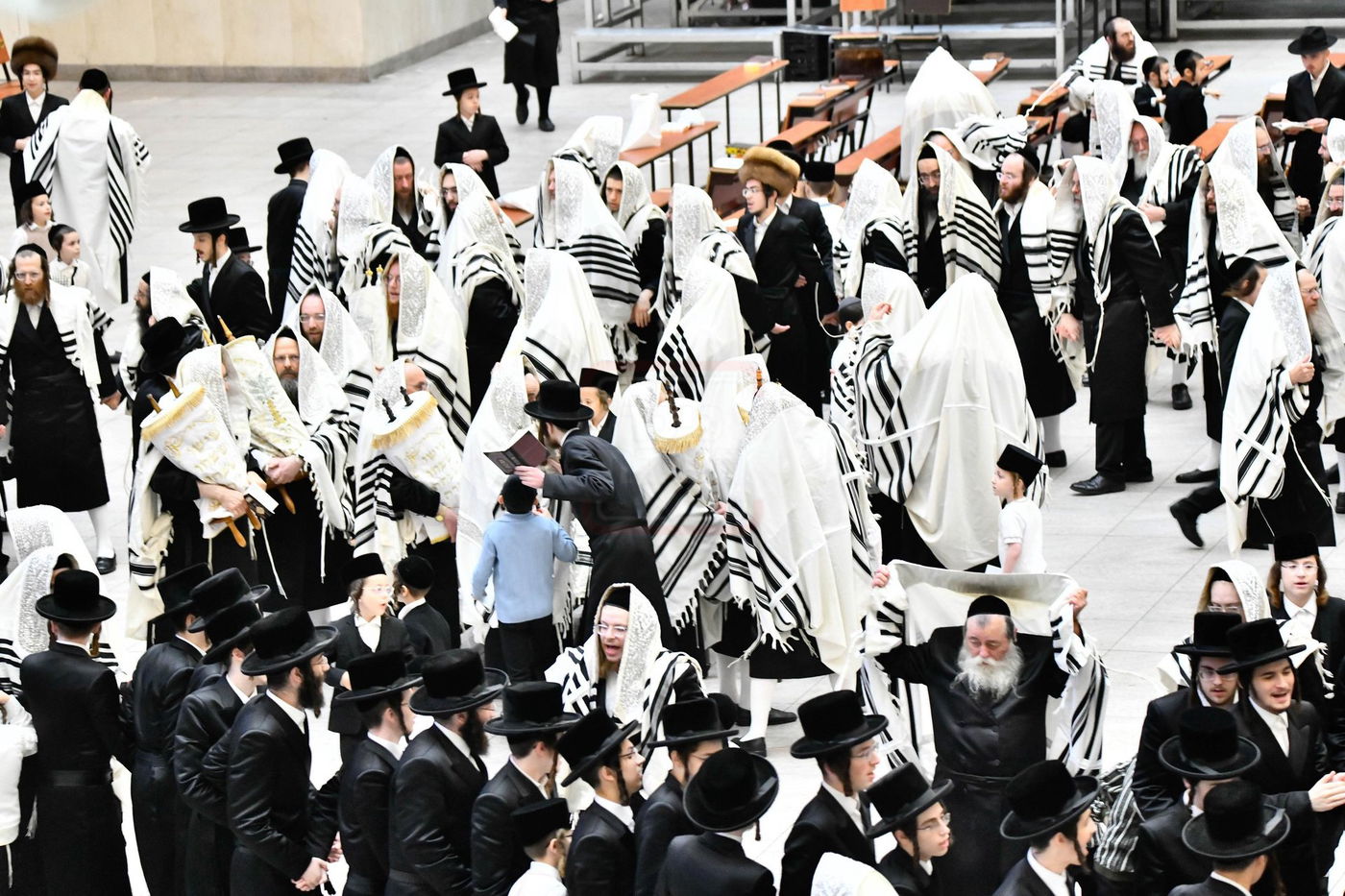 הגה"צ רבי חיים מאיר הגר בהקפות בחג שמחת תורה לבני חו"ל