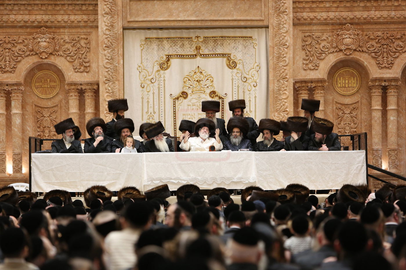 טיש חול המועד סוכות אצל האדמו"ר מויז'ניץ