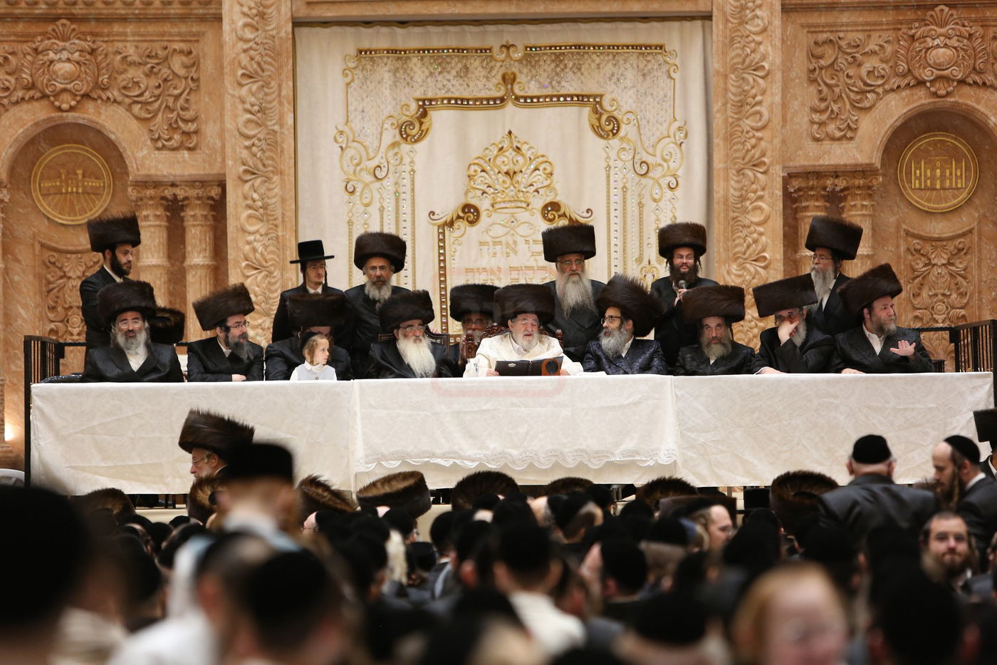 טיש חול המועד סוכות אצל האדמו"ר מויז'ניץ