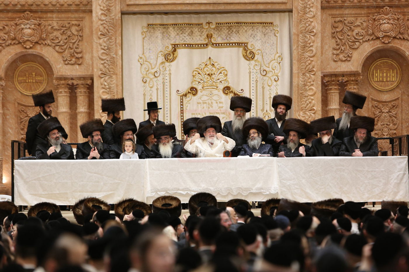 טיש חול המועד סוכות אצל האדמו"ר מויז'ניץ