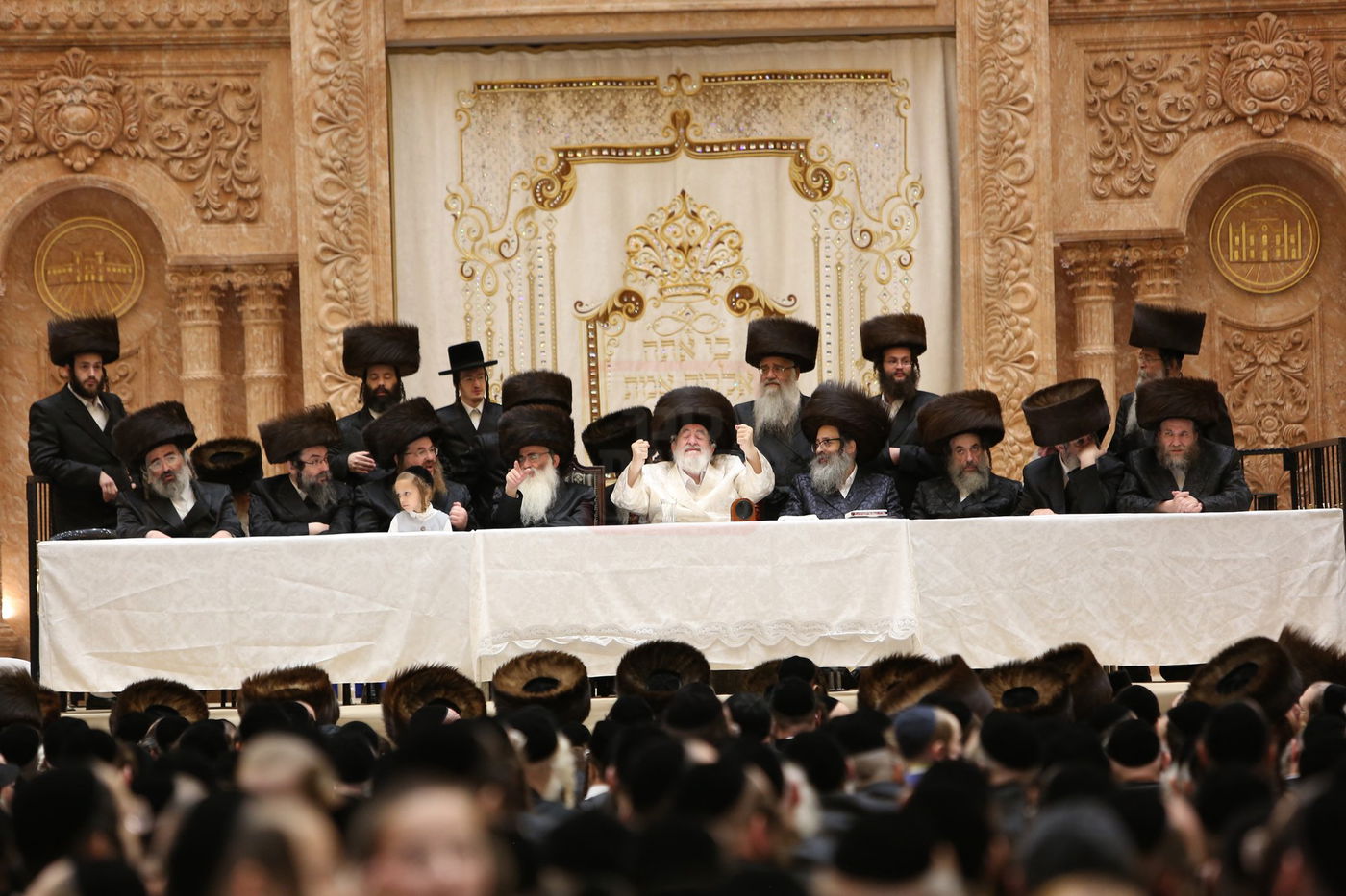 טיש חול המועד סוכות אצל האדמו"ר מויז'ניץ