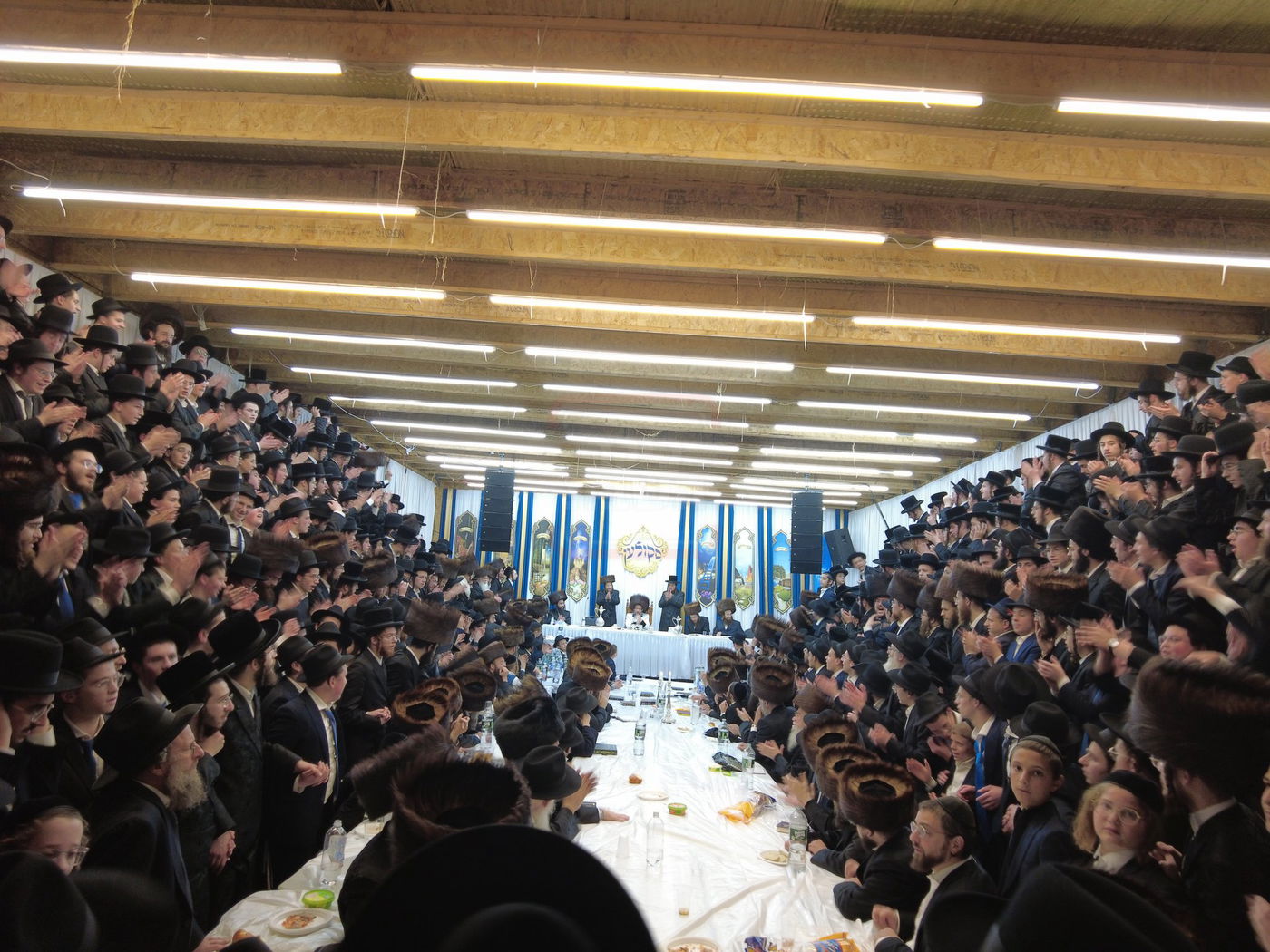 האדמו"ר מסקולען לייקווד בשמחת בית השואבה