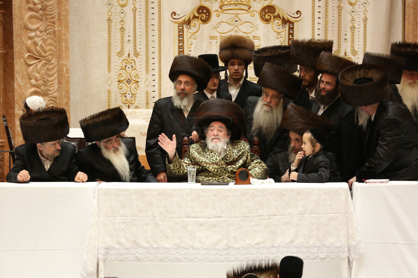 טיש חול המועד סוכות אצל האדמו"ר מויז'ניץ