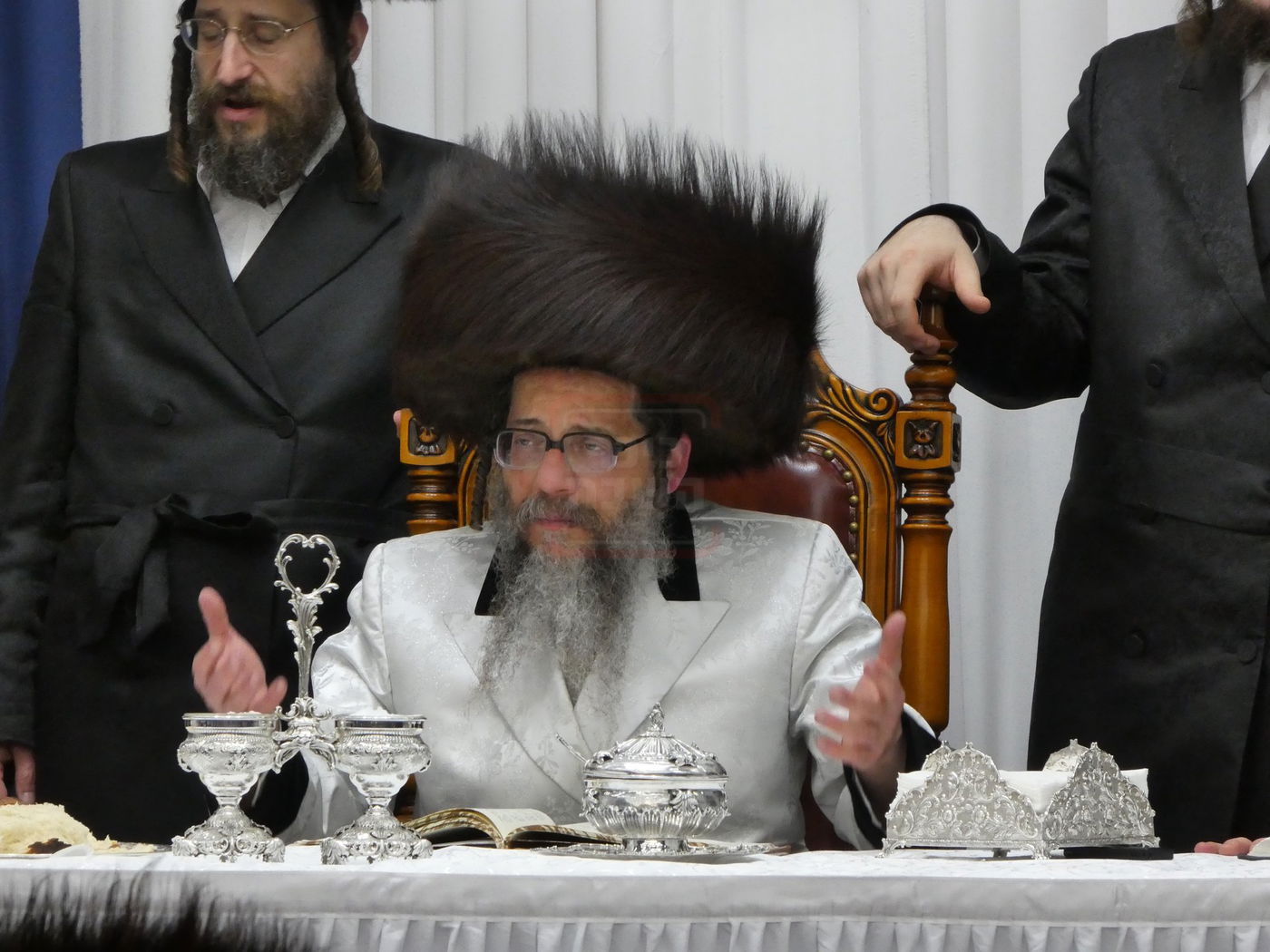 האדמו"ר מסקולען לייקווד בשמחת בית השואבה