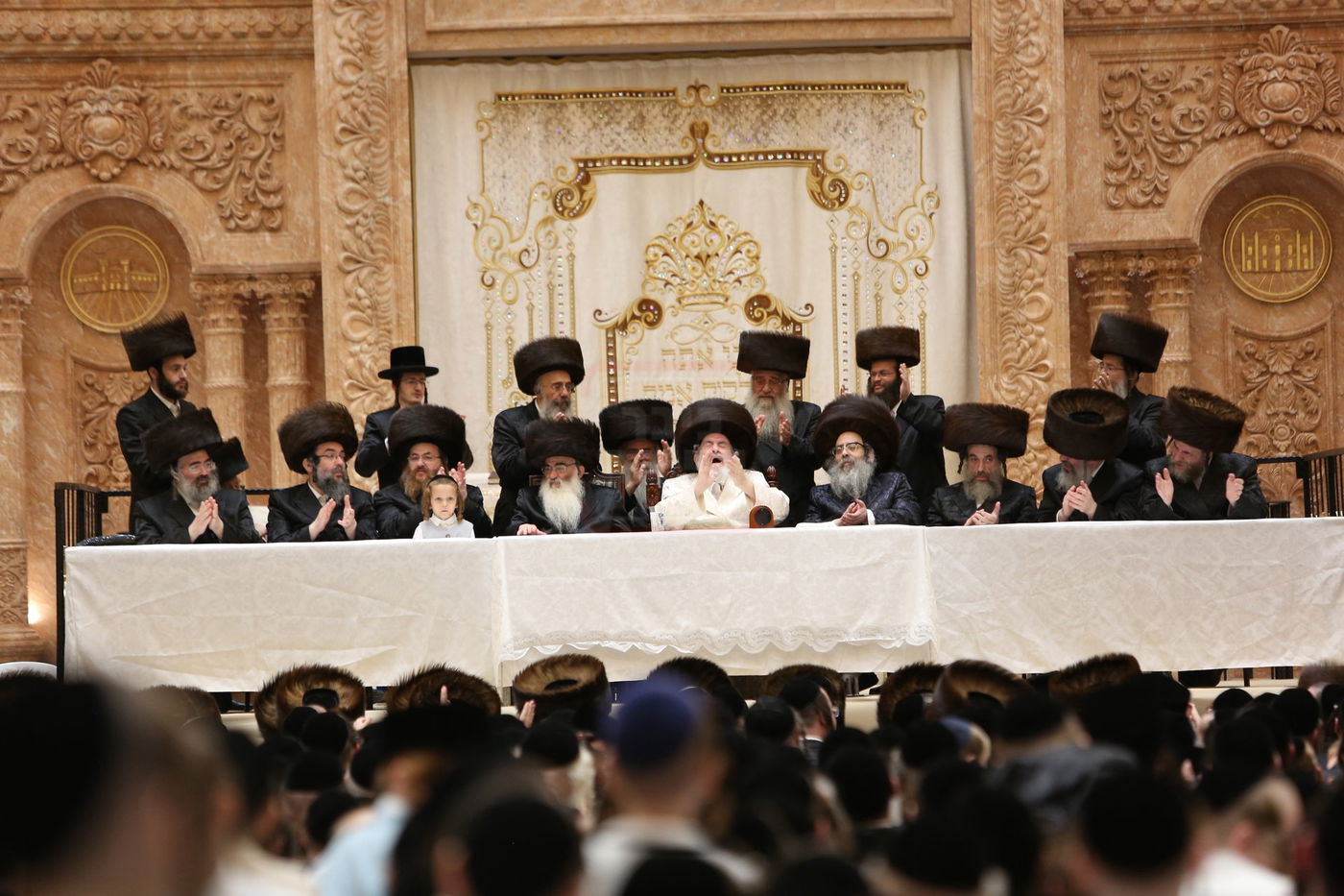 טיש חול המועד סוכות אצל האדמו"ר מויז'ניץ