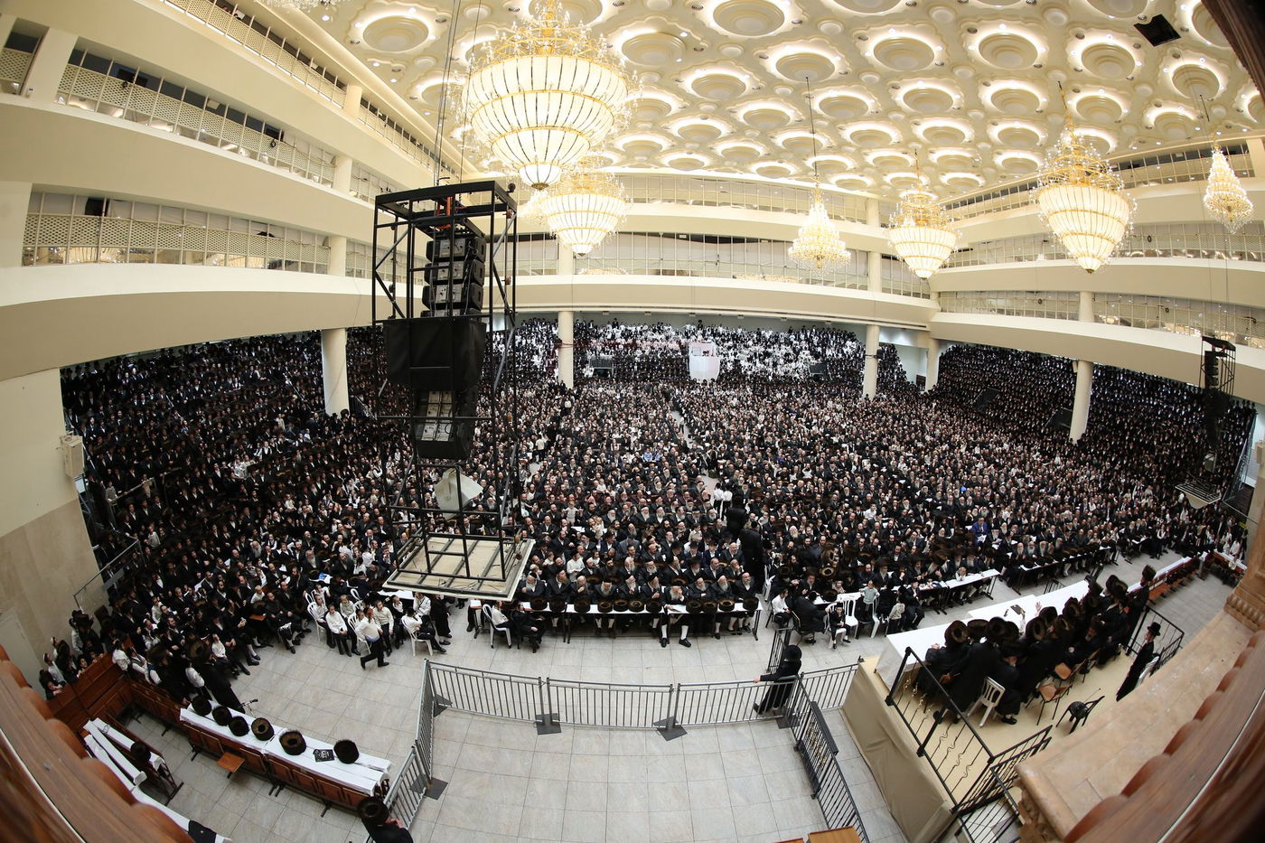 טיש חול המועד סוכות אצל האדמו"ר מויז'ניץ