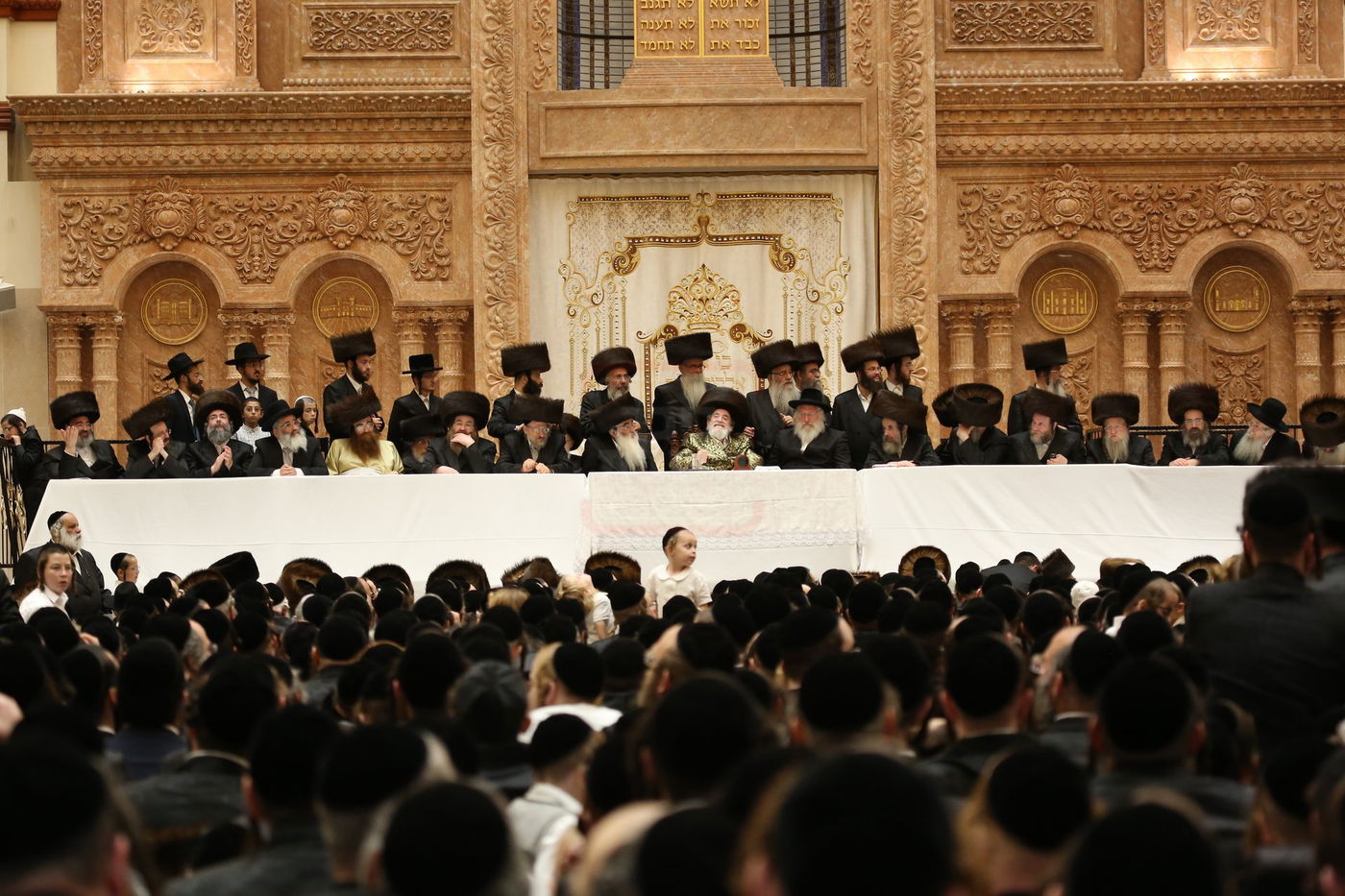 טיש חול המועד סוכות אצל האדמו"ר מויז'ניץ