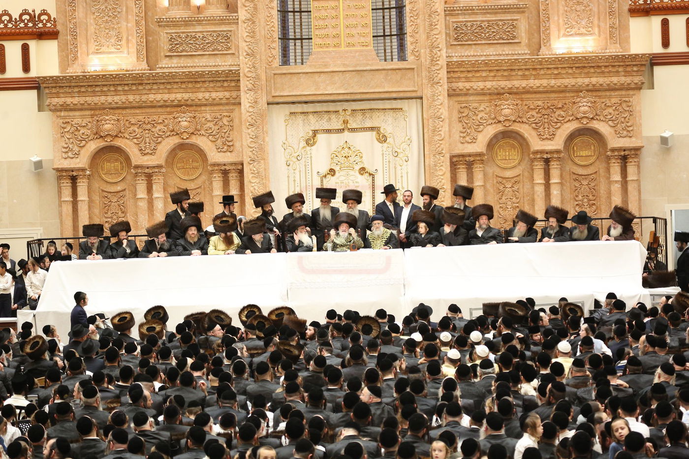 טיש חול המועד סוכות אצל האדמו"ר מויז'ניץ