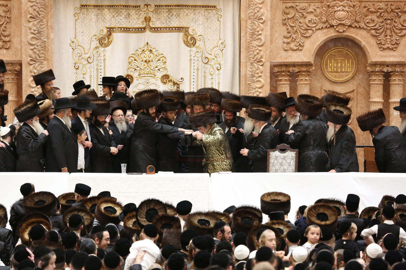 טיש חול המועד סוכות אצל האדמו"ר מויז'ניץ