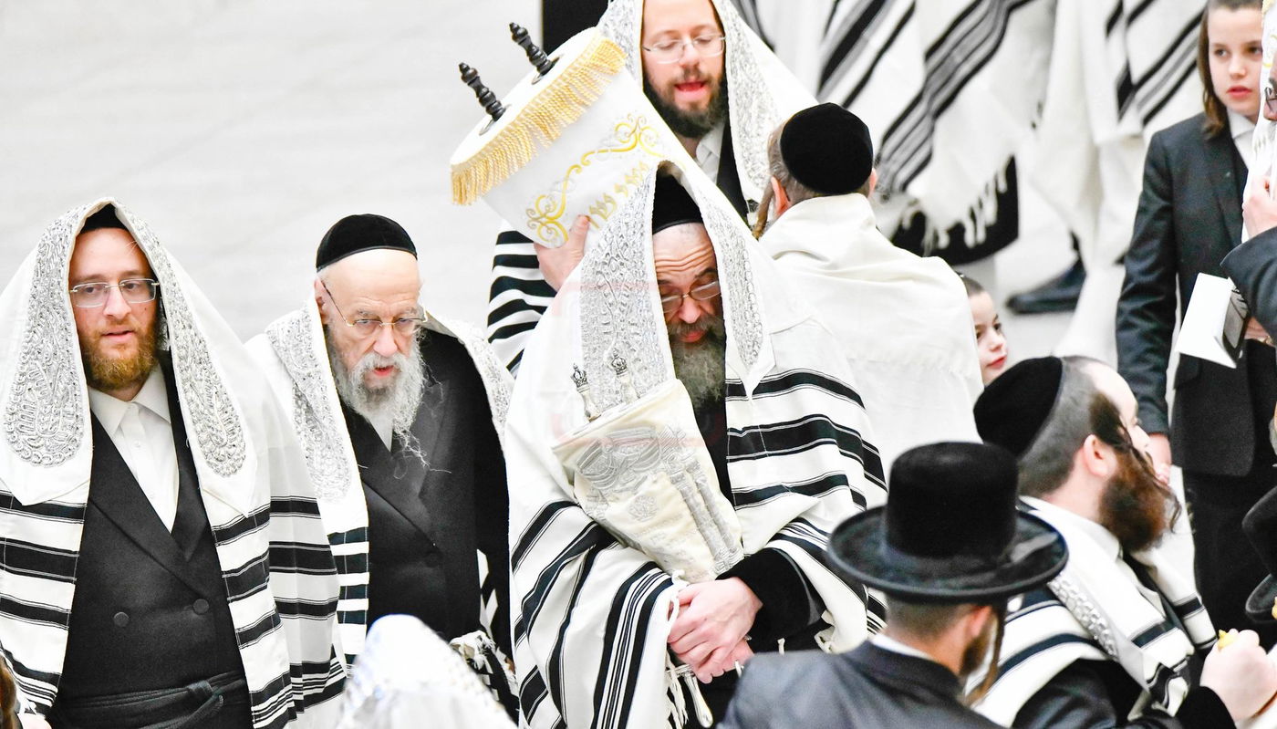 הגה"צ רבי חיים מאיר הגר בהקפות בחג שמחת תורה לבני חו"ל