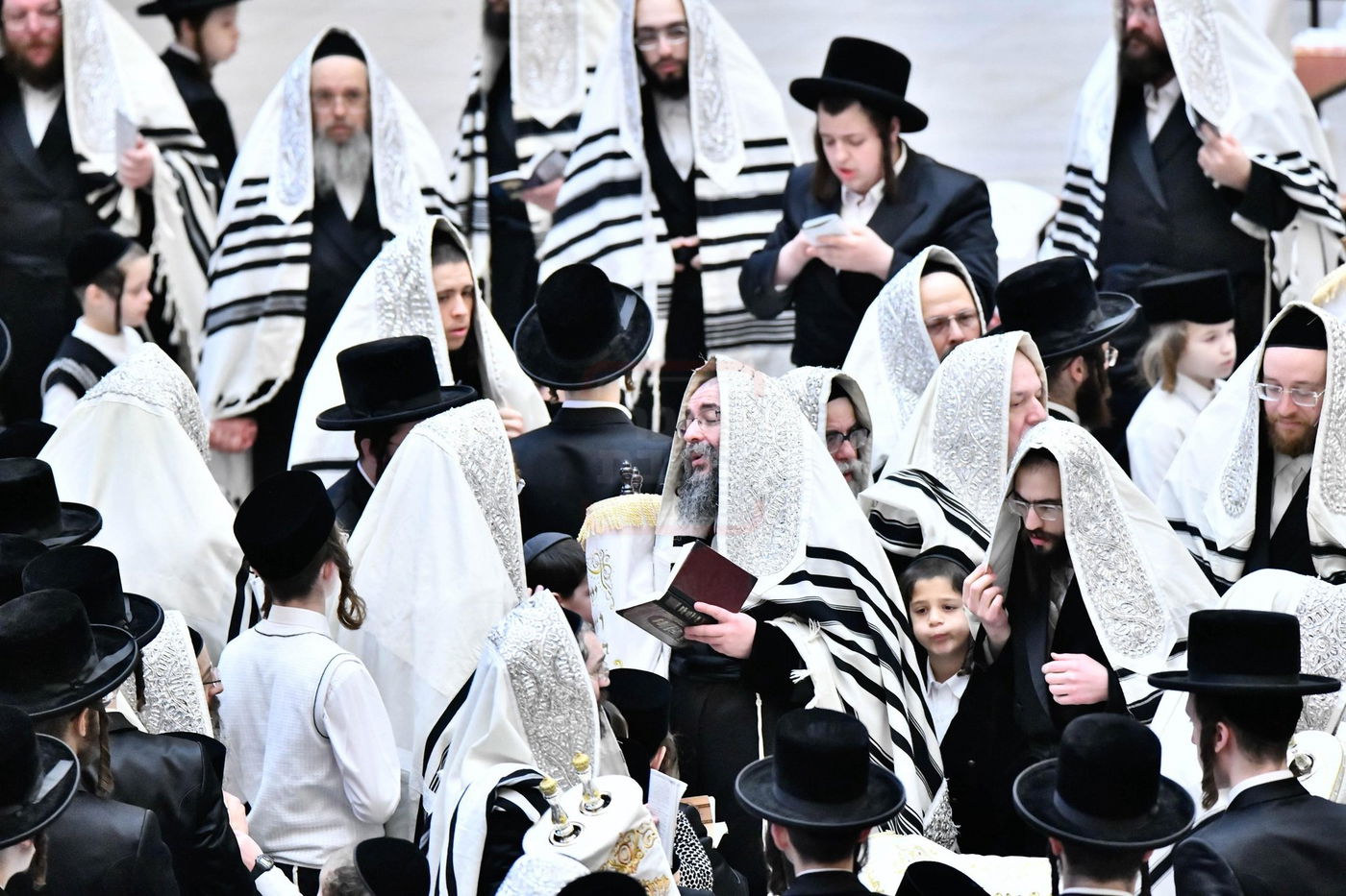 הגה"צ רבי חיים מאיר הגר בהקפות בחג שמחת תורה לבני חו"ל