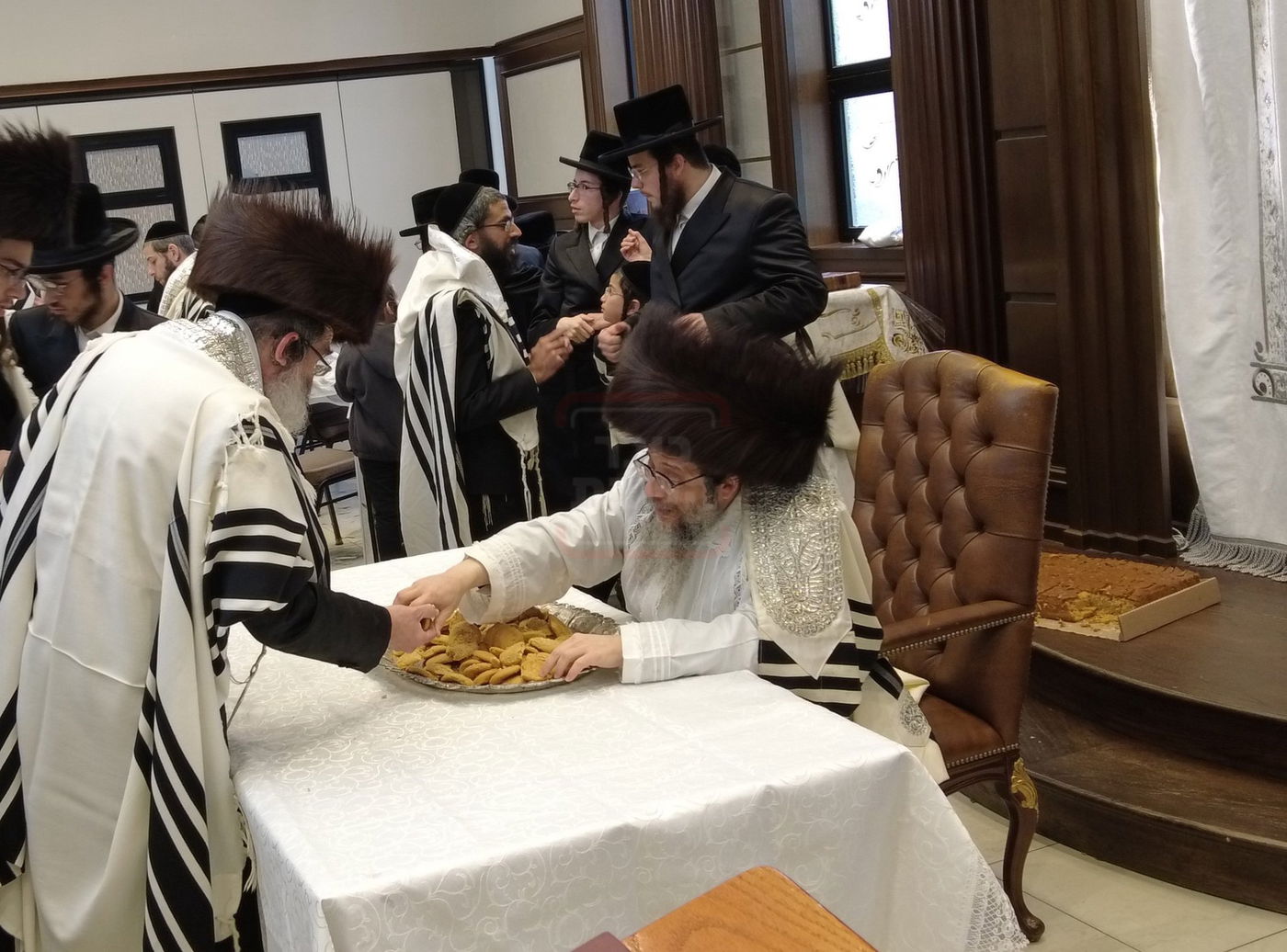 האדמו"ר מסקולען לייקווד בחלוקת מזונות בהושענא רבה