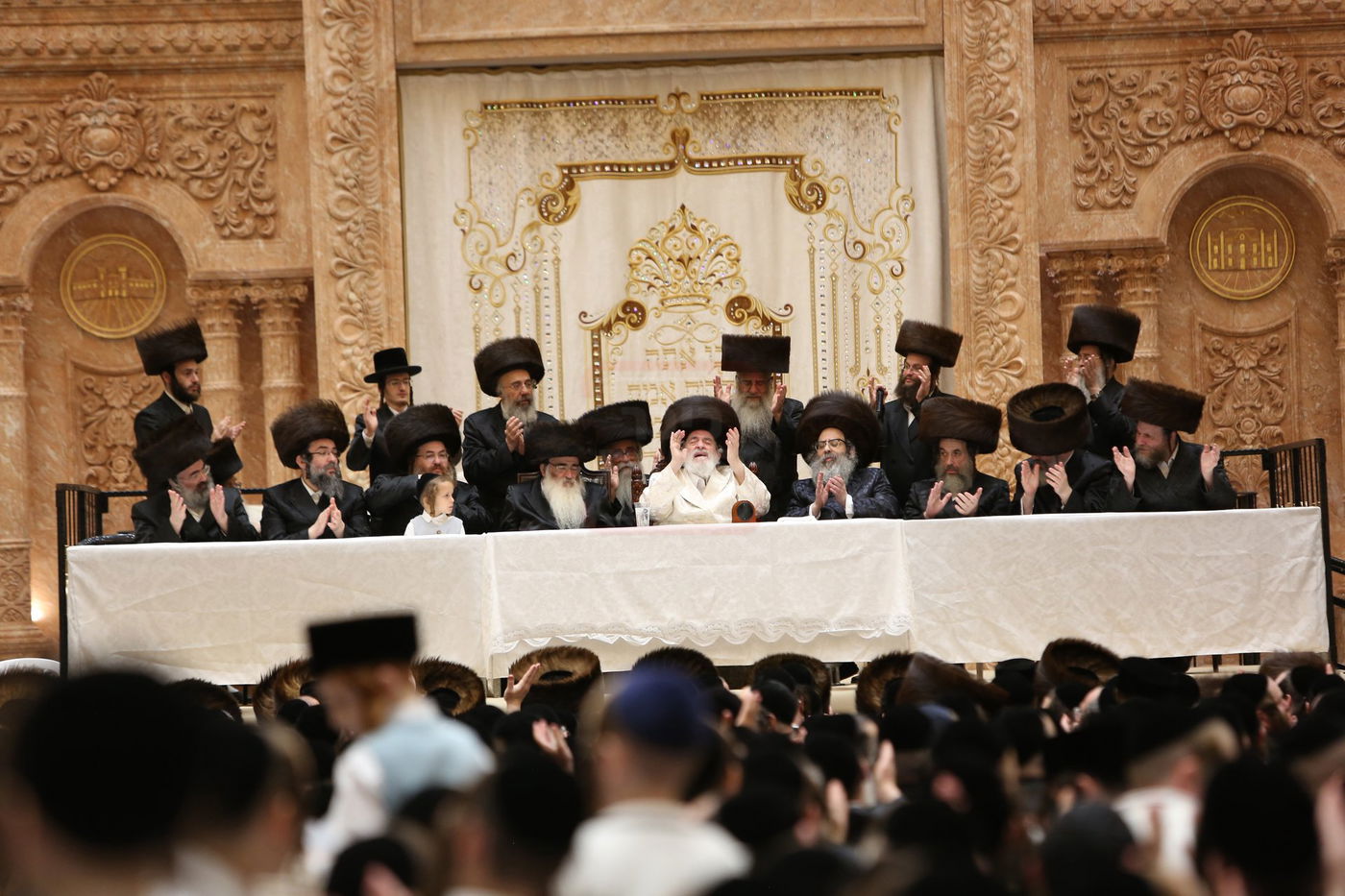 טיש חול המועד סוכות אצל האדמו"ר מויז'ניץ