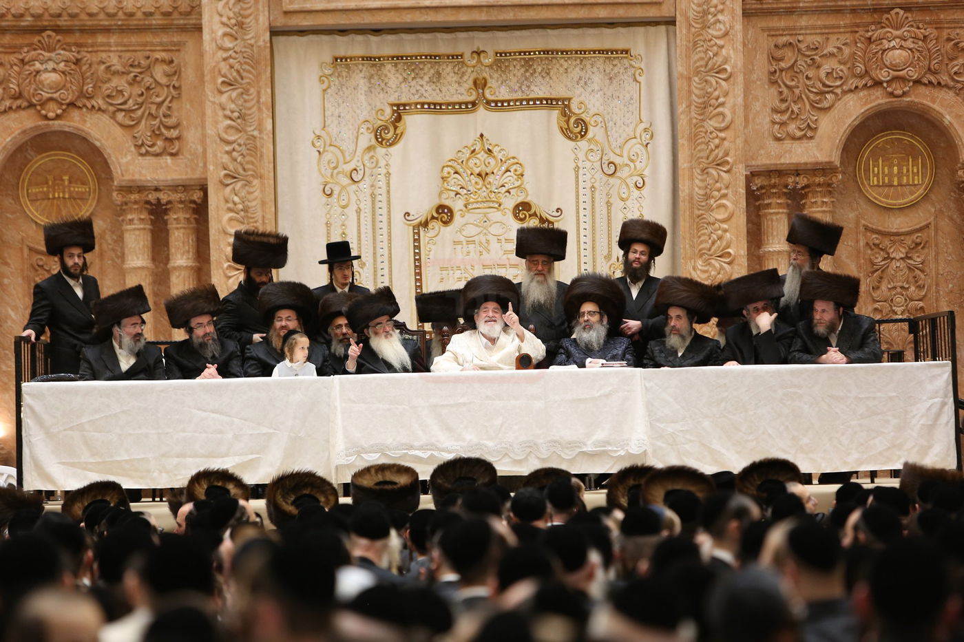 טיש חול המועד סוכות אצל האדמו"ר מויז'ניץ